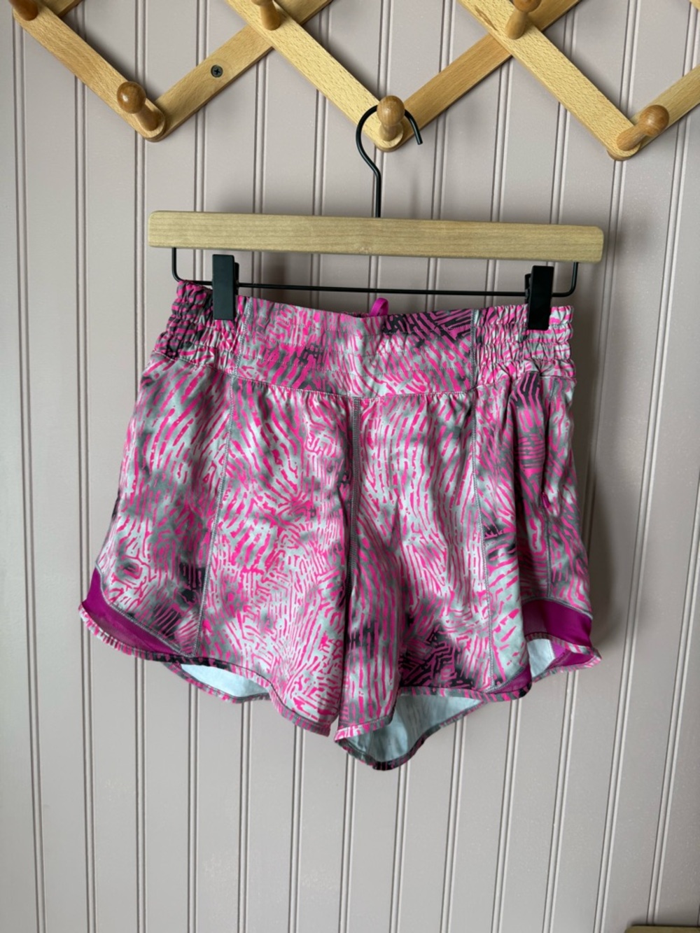 Lululemon Seawheeze hotty hot shorts- 6 * reflective